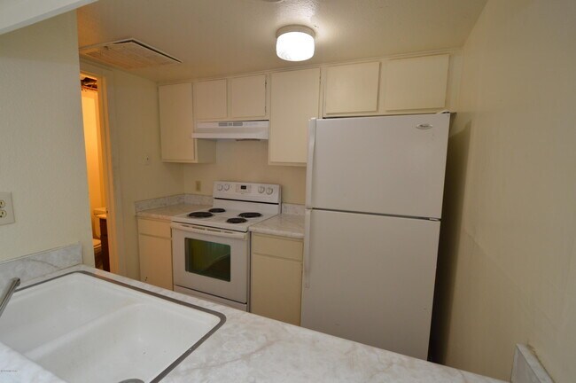 Foto del edificio - 1620 N Wilmot Rd