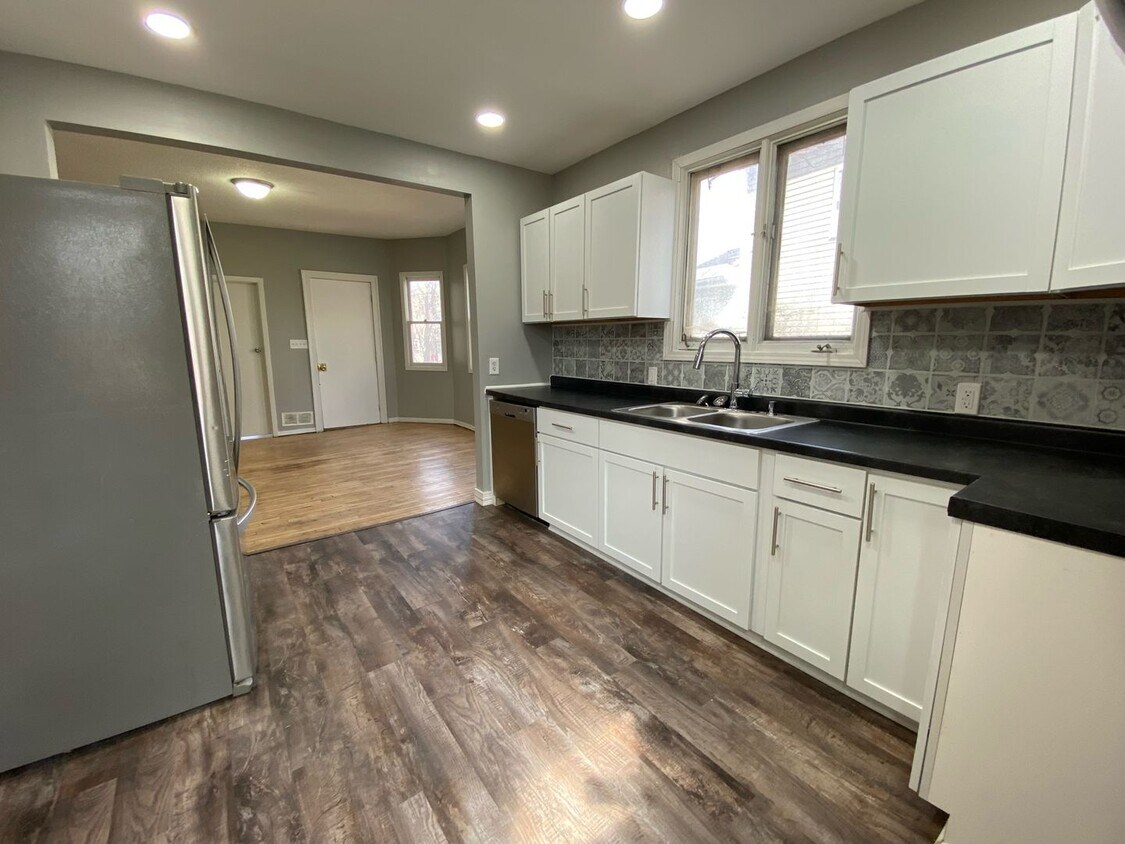 Primary Photo - Wonderful 4 Bedroom 1.5 Bathroom Townhome ...