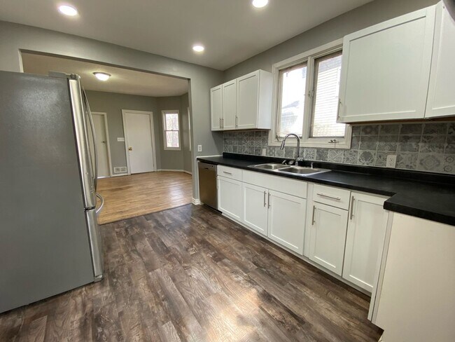 Building Photo - Amazing 4 Bedroom 1 Bath Home!!