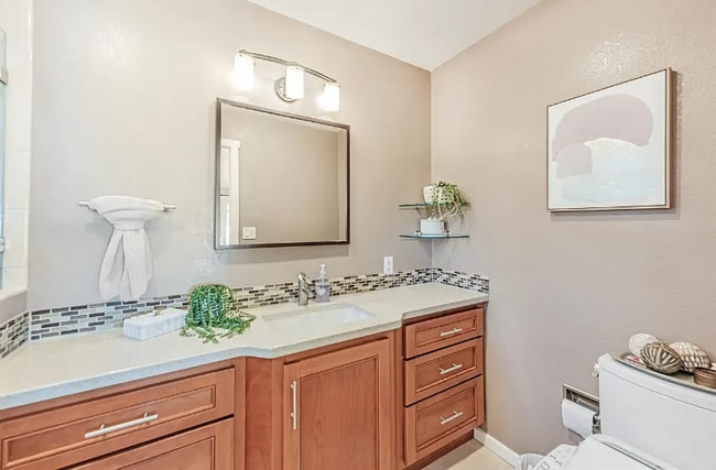 Building Photo - 37826 Glenmoor Dr