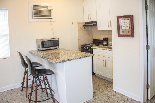 Building Photo - 1165 Cabana Rd