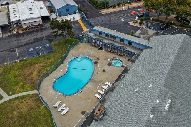 Building Photo - 158 Kern St