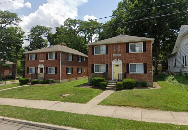 Building Photo - 2220 W Schantz Ave