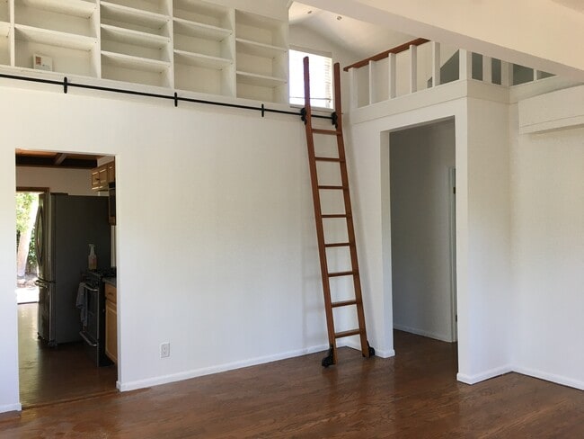 Building Photo - 347 6th Ave