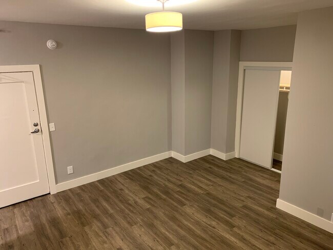 Living Space /Closet - 407 S Kenmore Ave