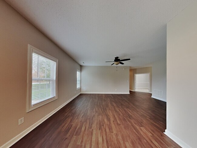 Building Photo - 4 bed 2 bath with fenced in backyard!