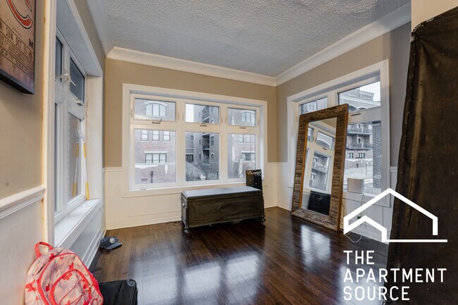 Building Photo - 2247 W Diversey Ave