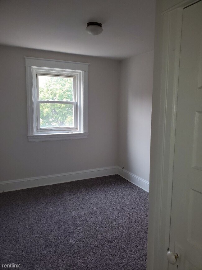 Building Photo - 2 br, 1 bath 4plex - 8 W Benedict Ave