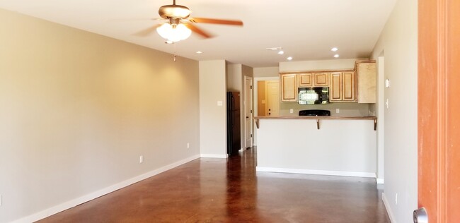 Foto del edificio - ****LOOK AT ME**** 3BR/2BA DUPLEX - BRYANT...