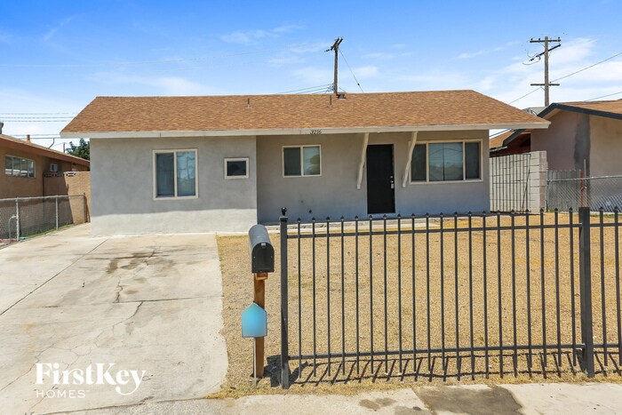 Primary Photo - 3216 E Dillon Ave