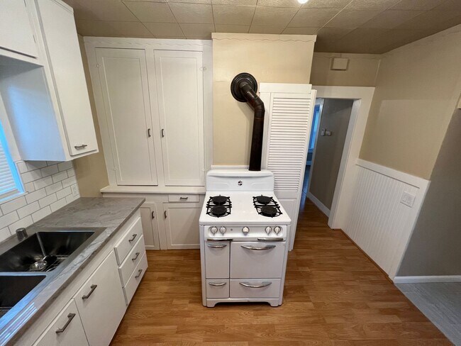 Building Photo - Recently Updated One Bedroom in the heart ...