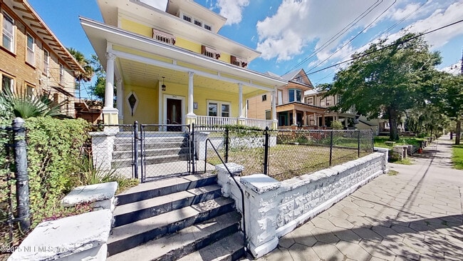 Building Photo - 343 7th St W
