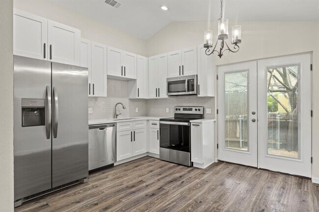 Building Photo - 1015 E Yager Ln