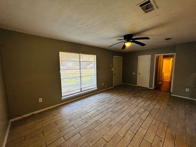 Foto del edificio - 130 E Woodcrest Dr
