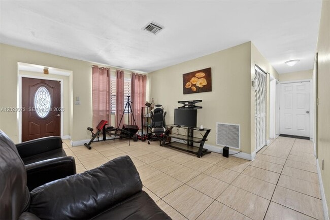 Foto del edificio - 18930 NW 44th Ct