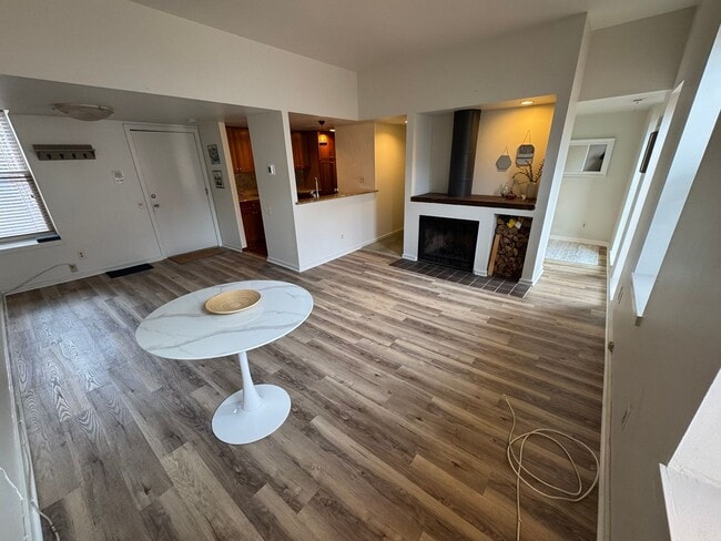 Beautiful 2-Bedroom Condo in Queen Village - Beautiful 2-Bedroom Condo in Queen Village