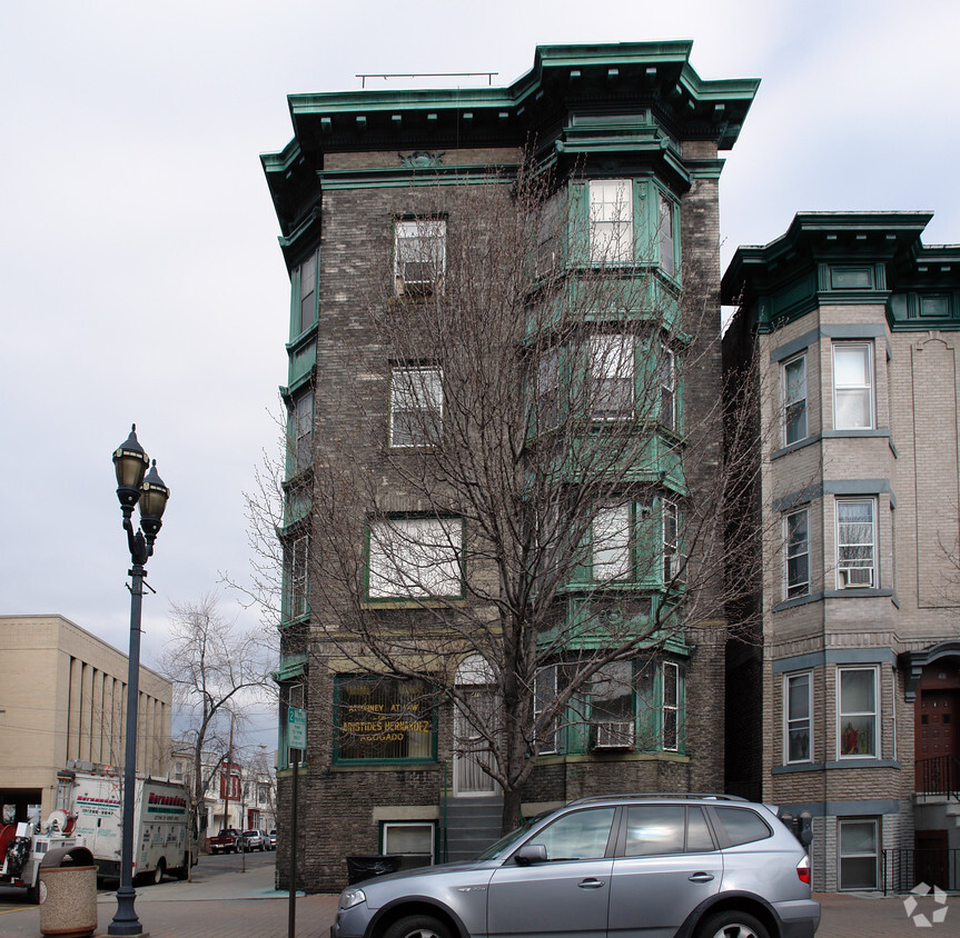 Building Photo - 410 60th St