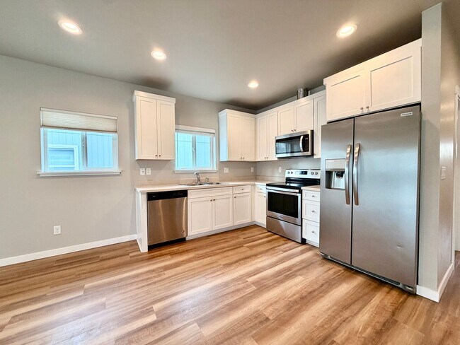 Foto del edificio - GORGEOUS LA PINE HOME! LARGE FENCED YRD, PELLET STOVE, UPGRADED KITCHEN & MORE!!