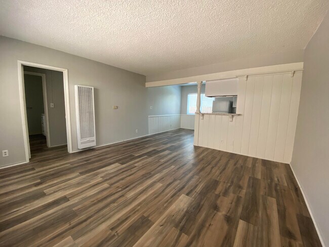 Entry / Living room - 20336 Cohasset St