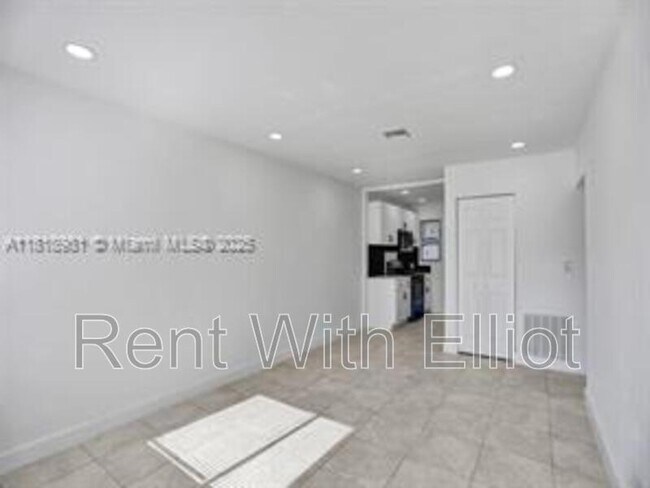 Building Photo - 708 N 20th Ave