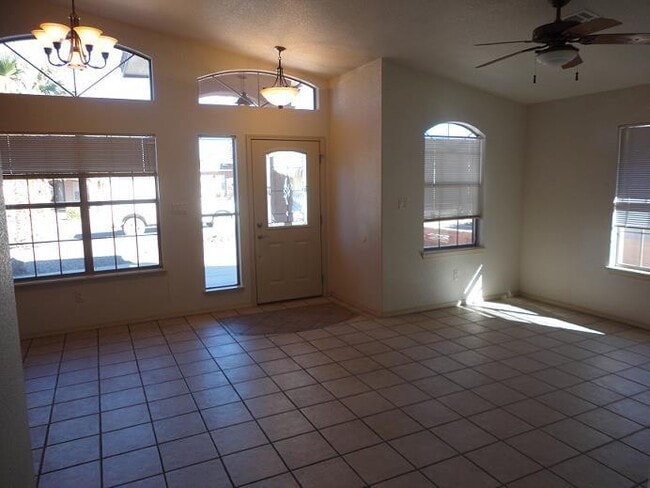 Building Photo - 1136 San Cristo St