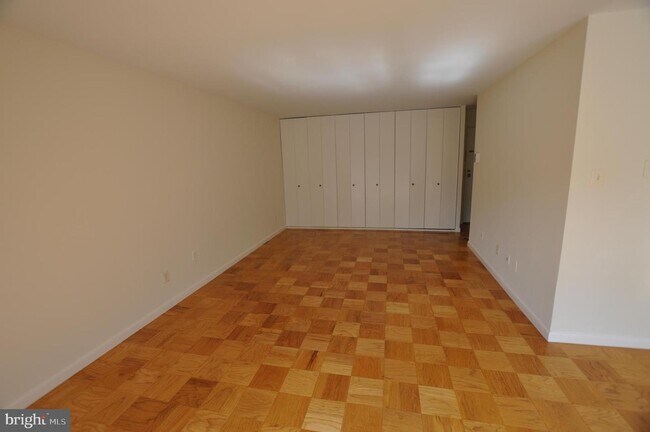 Building Photo - 6001 Arlington Blvd