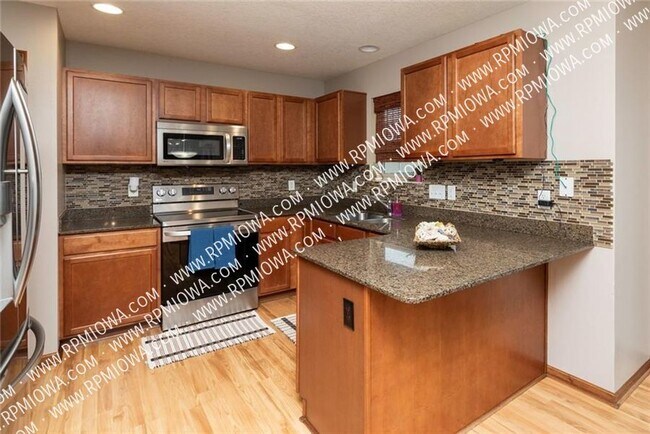 Building Photo - 5211 NE Hillcrest Dr