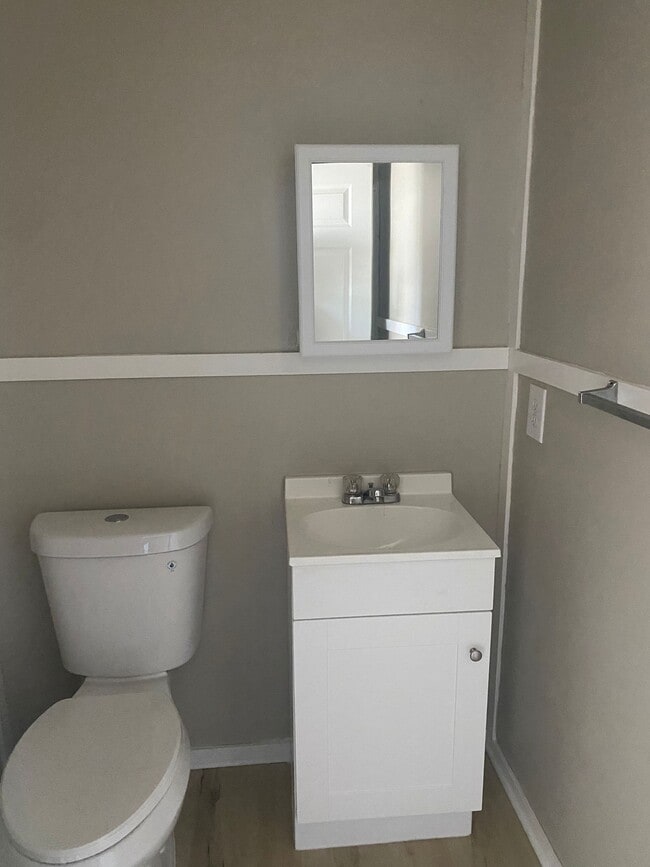 Foto del edificio - 8018 Grady Dr