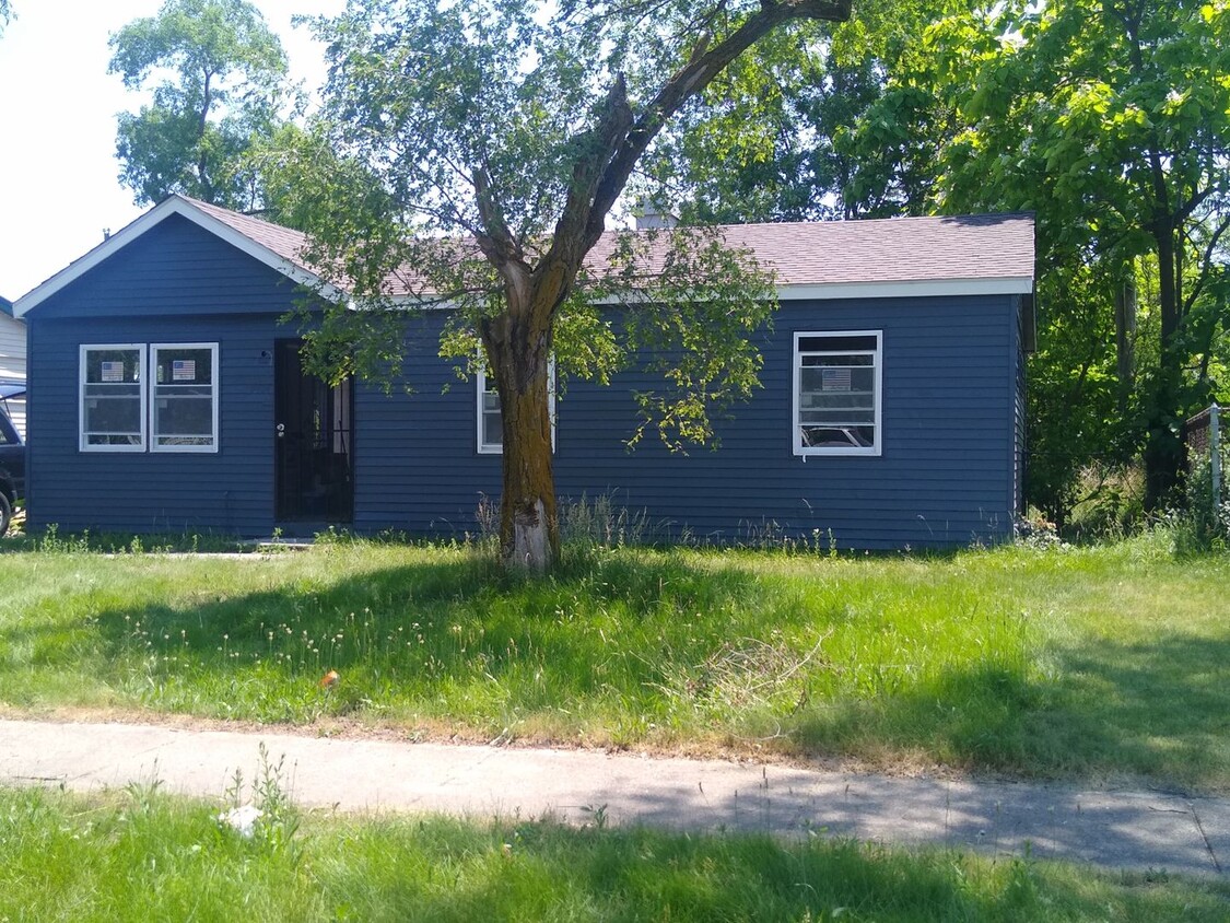 Foto principal - 4 Bedroom Ranch w/ Garage