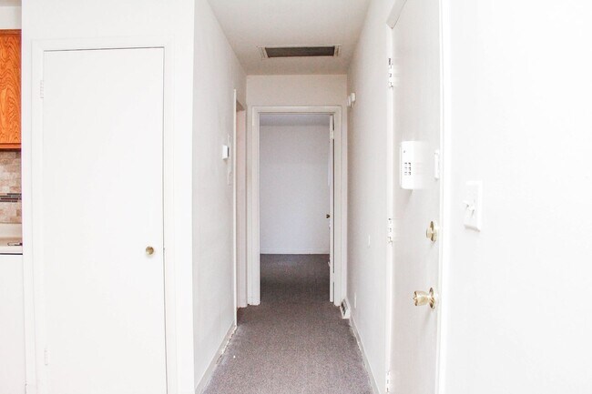 Foto del edificio - One Bedroom Apartments Available!
