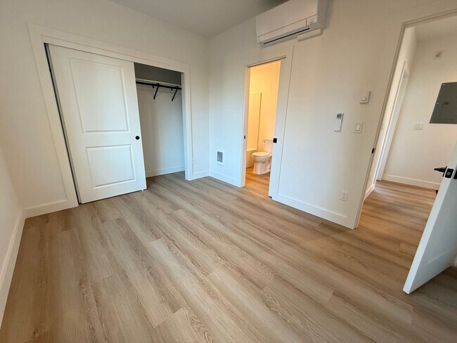 Foto del edificio - Brand New Modern 2 Bed/ 1 Bath Triplex - Larkspur