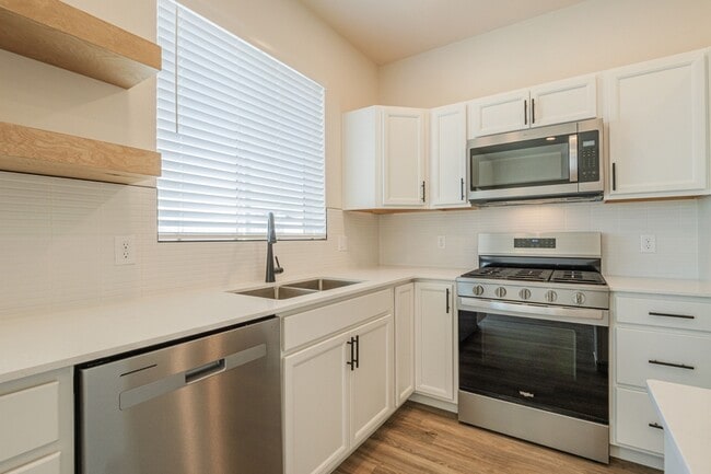Foto del edificio - 2461 Revere Rd