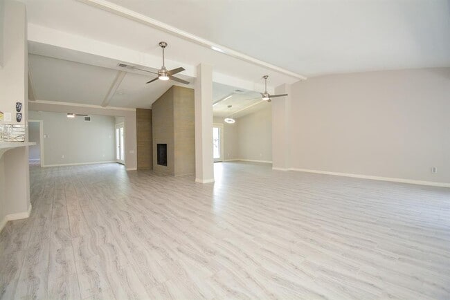 Foto del edificio - 5235 Kingfisher Dr