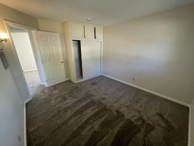 Foto del edificio - $2,500 / 2 BR – Freshly Updated Duplex Uni...