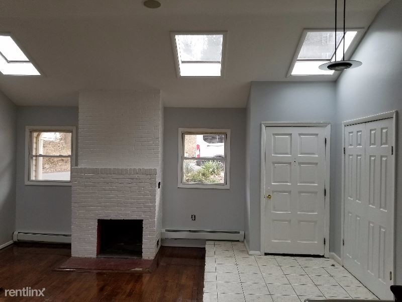 Building Photo - 5 br, 2 bath House - 6 Hillside Rd,