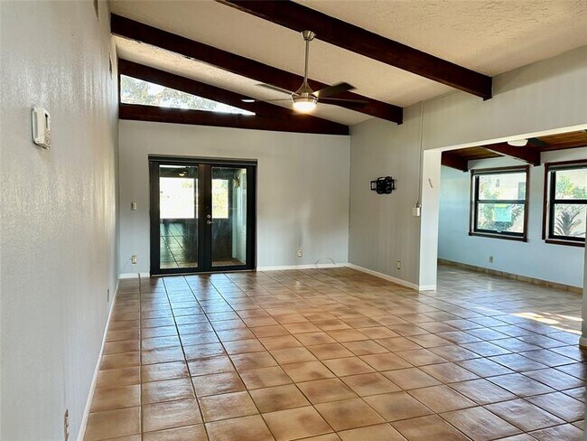 Building Photo - 212 Briarwood Cir