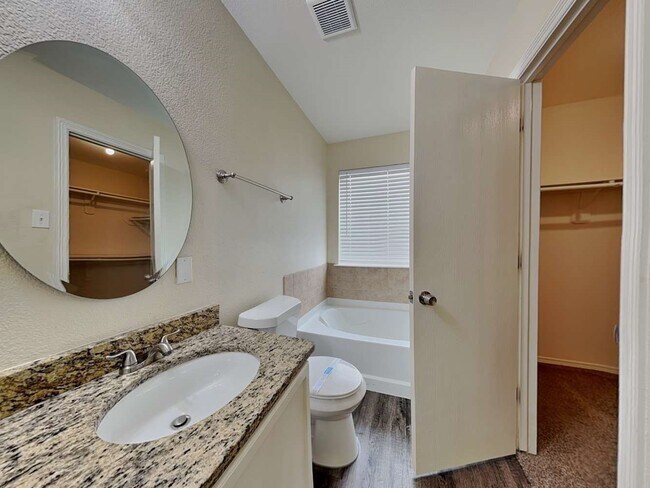 Foto del edificio - 6002 Lone Prairie Way