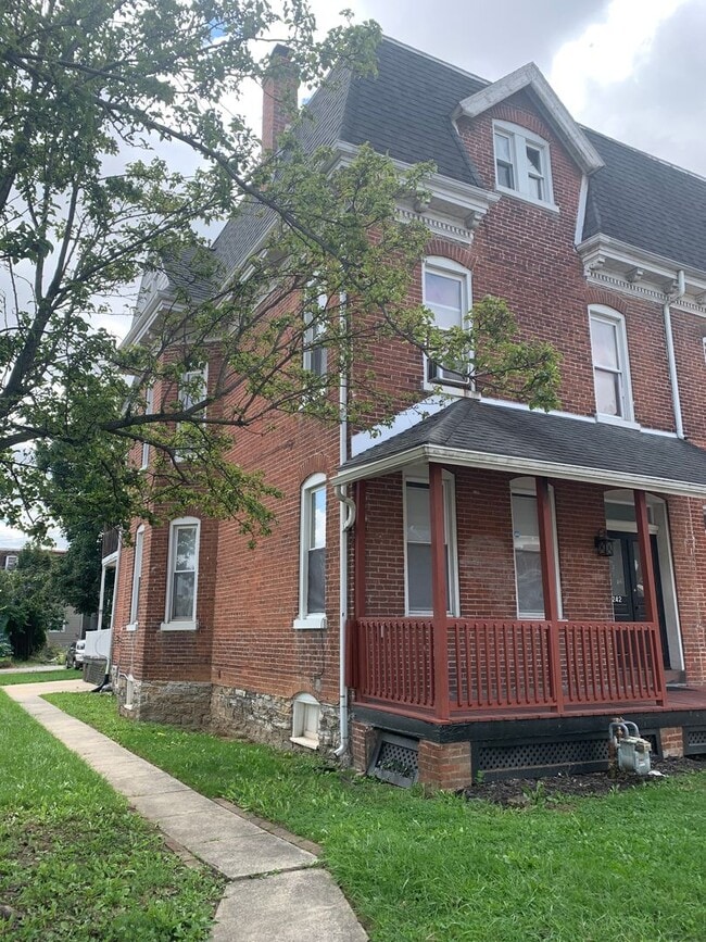 Building Photo - 1st Floor 1 Bedroom with Full Bath-Parking York City SD