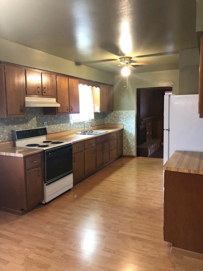Building Photo - Beautiful Family Home