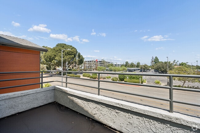 1BR, 1BA - 700SF - Balcony - Campus Crossing Apartments - Northridge
