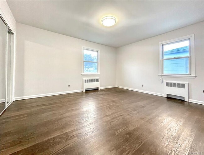 Foto del edificio - 235 Tibbetts Rd