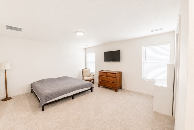 Foto del edificio - 4 Bedroom, 2 Bathroom Home Near Lake Lowell