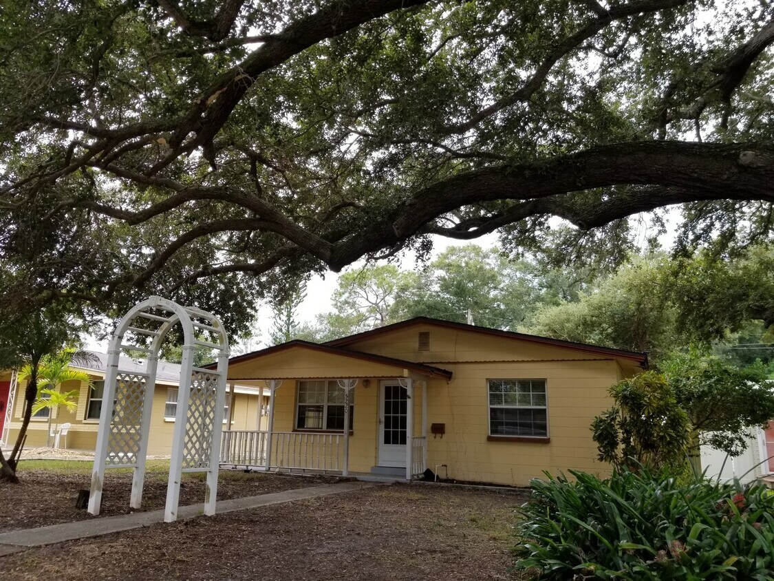 Foto principal - Centrally located home in St Pete - Move I...