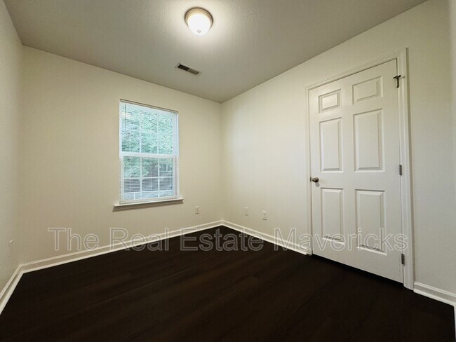 Building Photo - 4621 Kirkland Ave