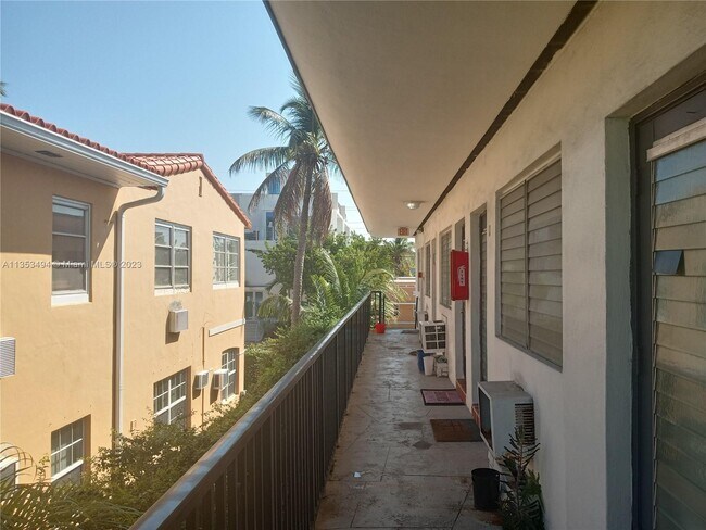 Foto del edificio - 8132 Harding Ave