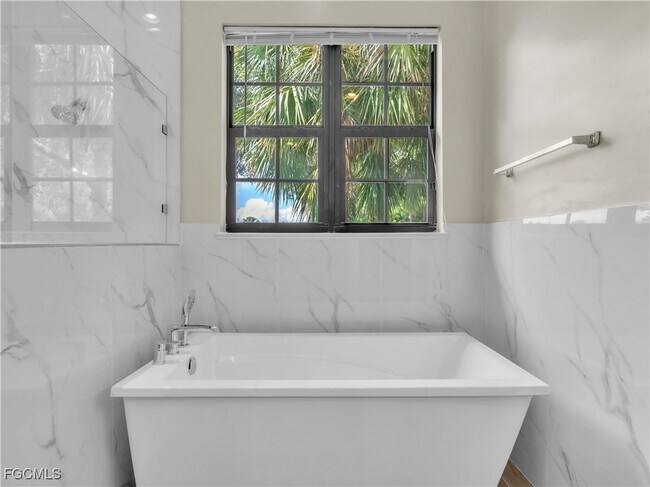 Foto del edificio - 12723 Kentwood Ave