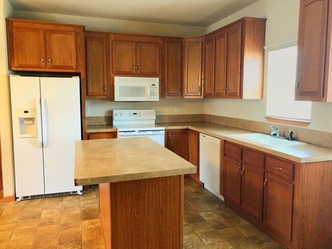 Foto del edificio - CLOSE TO FORT RILEY! WASHER AND DRYER INCL...