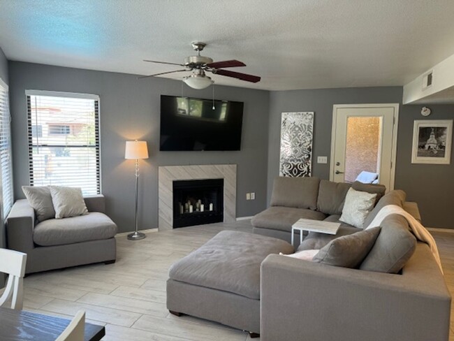 Building Photo - NE-3 bd/ 2bd Condo in gated community!