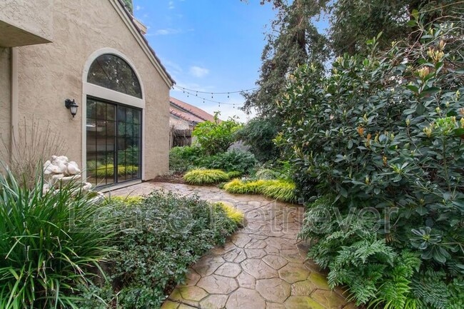 Foto del edificio - 1921 Ridgemont Way