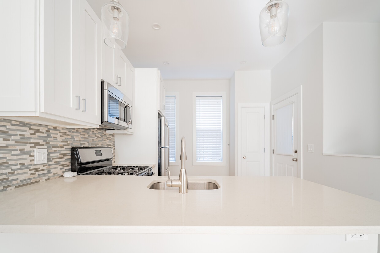 Kitchen lenmore - 2778 N Kenmore Ave